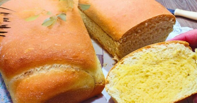 Pães: Pão Caseiro Perfeito Com Manteiga Derretendo