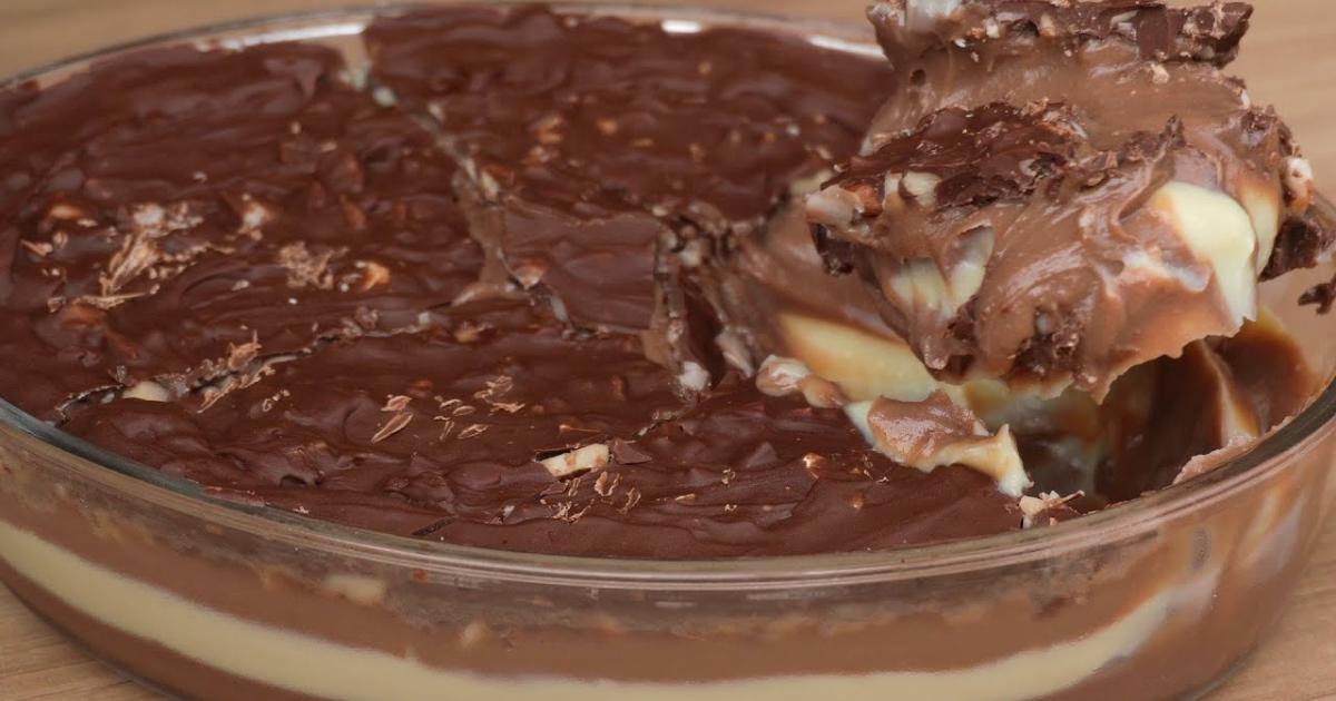 Receita fácil de ovo de Páscoa na travessa, feita com creme e chocolate....