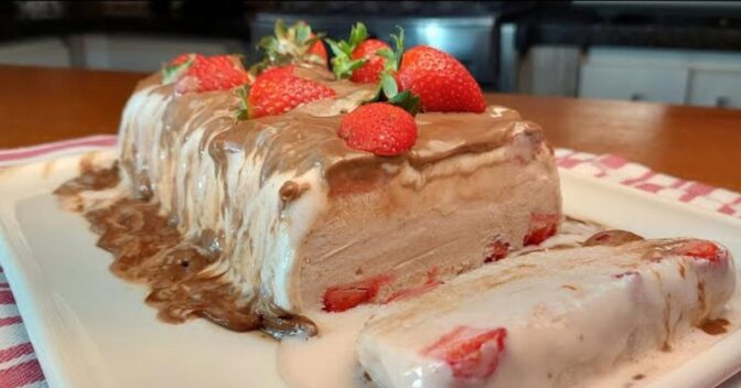 Sobremesas: Receita de Sorvetão Sensação com Morango e Chocolate: Uma Sobremesa de Gelar o Coração