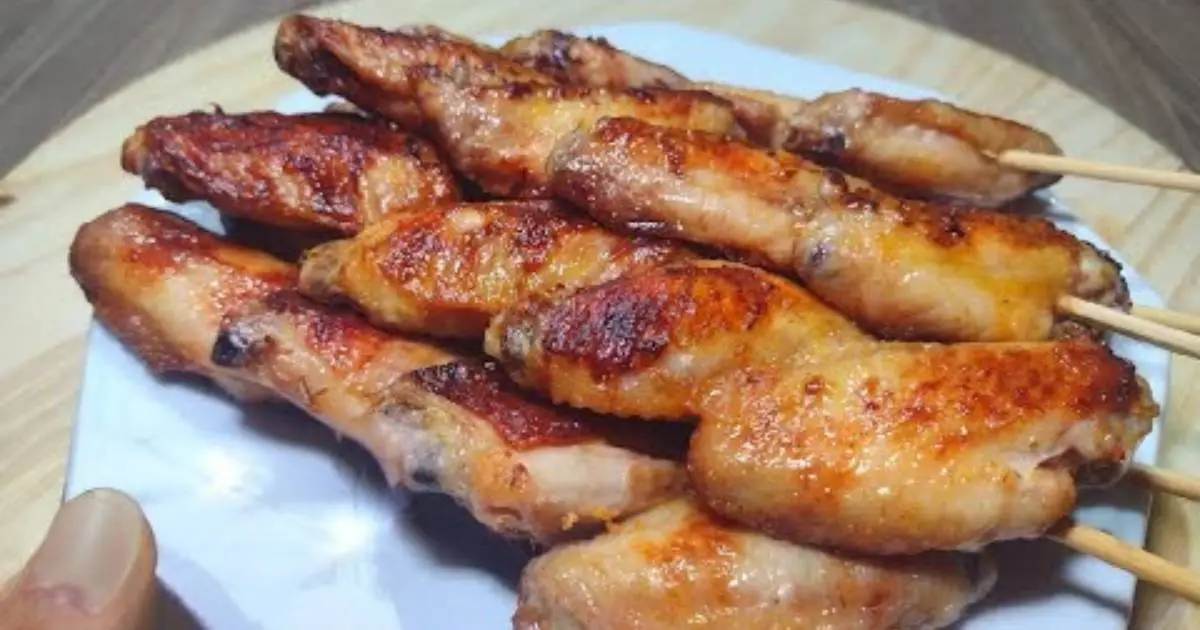 Este Tempero Fácil para Tulipinha de Frango Assada garante espetinhos suculentos, bem temperados e prontos...