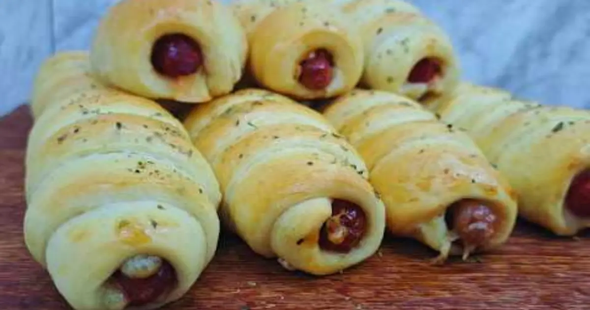 Lanche caseiro com linguiça e queijo que derrete na boca....