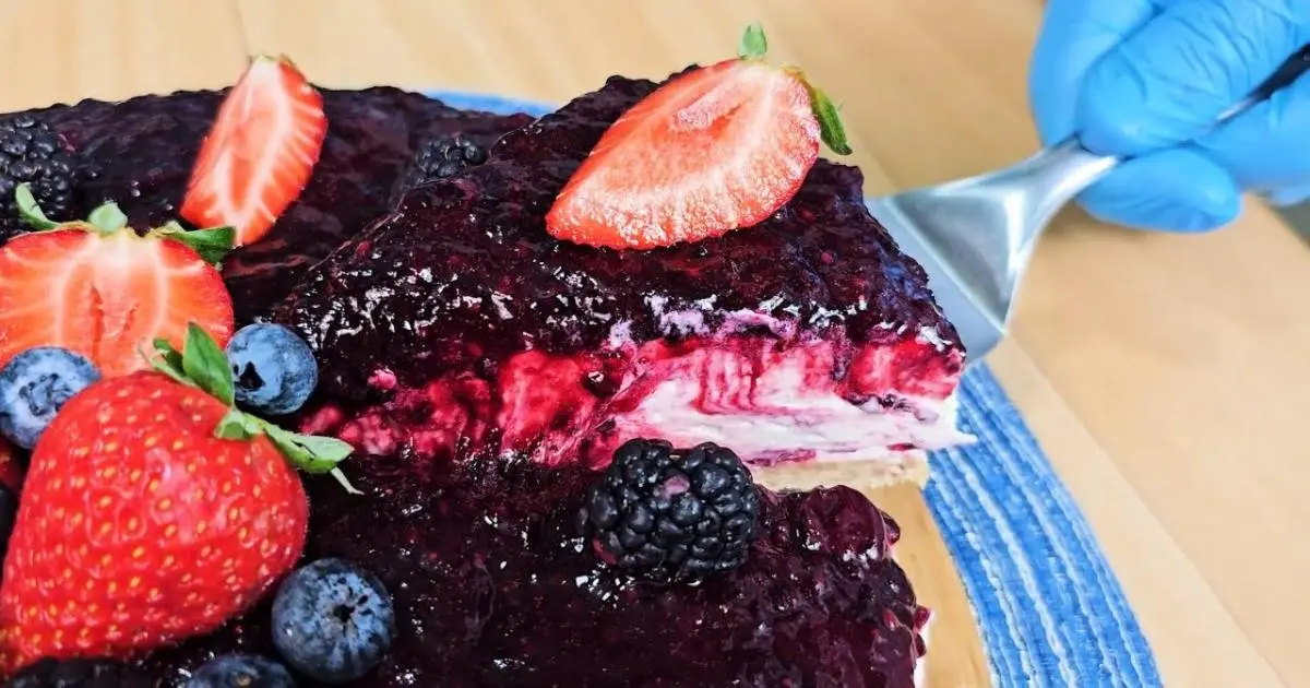 Cheesecake gelada com frutas vermelhas e chocolate branco, sem forno....