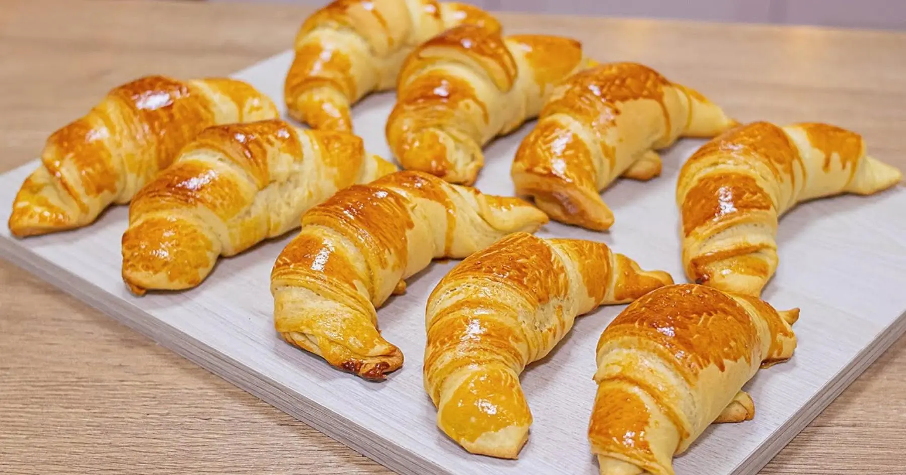 Croissants caseiros com massa folhada simples e sabor incrível!...