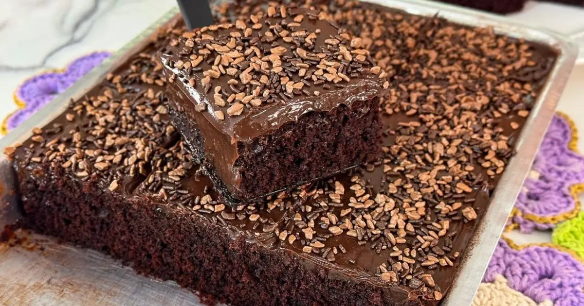 Bolo de chocolate molhadinho com cobertura de brigadeiro fácil e irresistível....