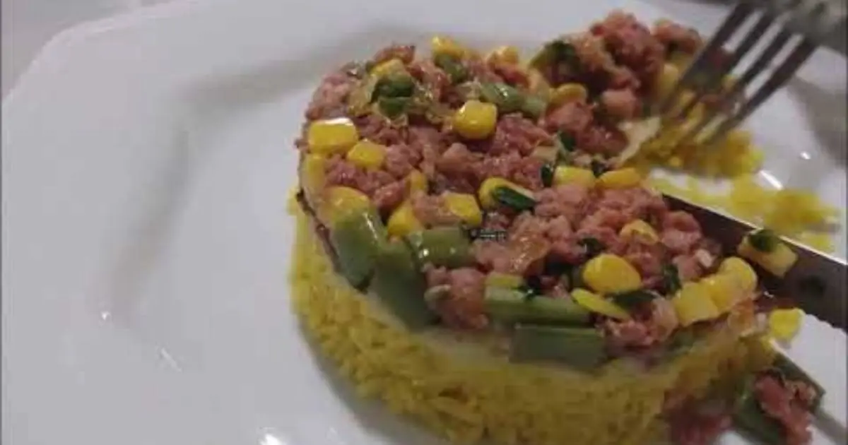 Arroz Enformado com Linguiça Toscana e Queijo é uma receita rápida, completa e deliciosa para...