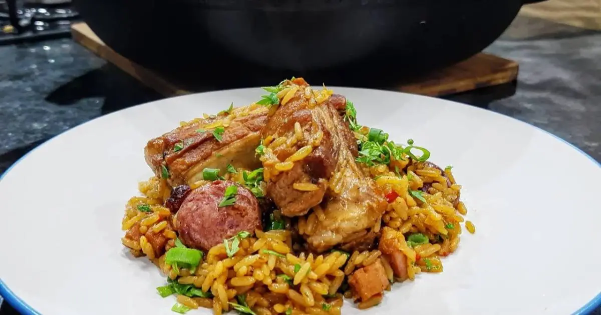 Aprenda a fazer Arroz com Carne de Porco, uma receita simples e saborosa que vai...