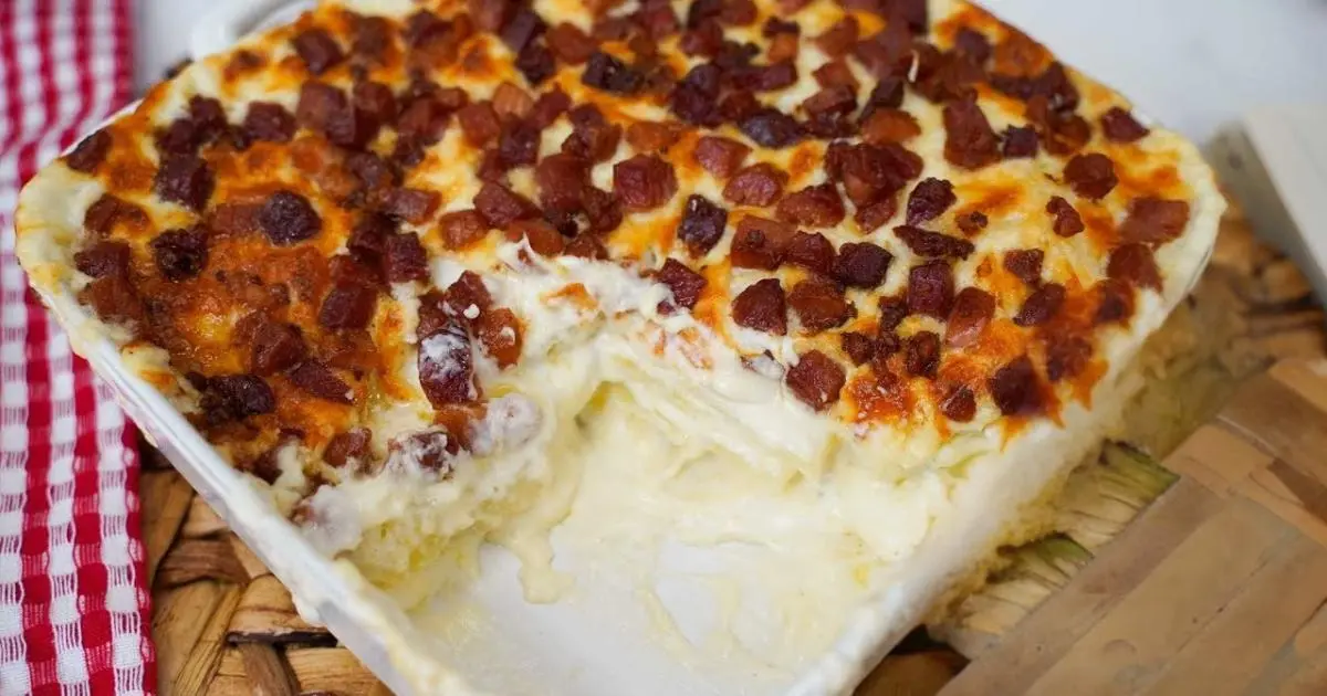 Receita fácil e cremosa de batata gratinada com bacon e queijos....
