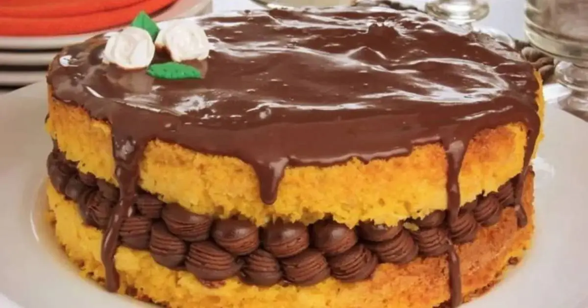 Bolo de Cenoura Dois Amores com Recheio e Cobertura é uma combinação deliciosa de cenoura,...