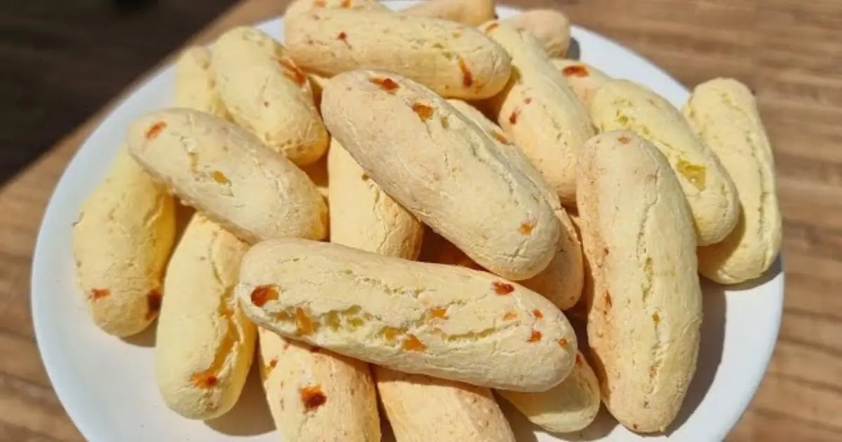 Biscoito de polvilho crocante com creme de leite e queijo....