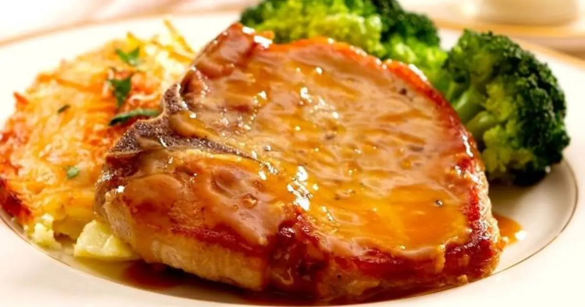 Bisteca Suína Assada com Tempero Especial de Forno é suculenta, fácil de fazer e cheia...
