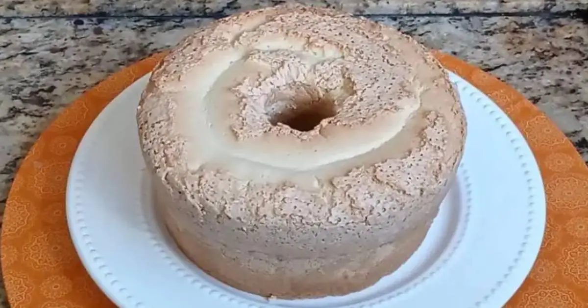 O Bolo Brevidade de Polvilho com Três Ingredientes é leve, fofinho e fácil, feito sem...