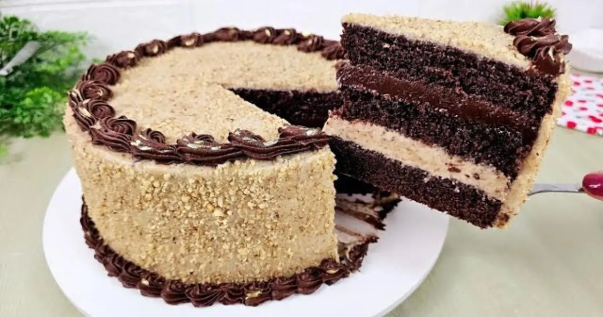 Bolo de chocolate recheado com nozes e ganache de chocolate....