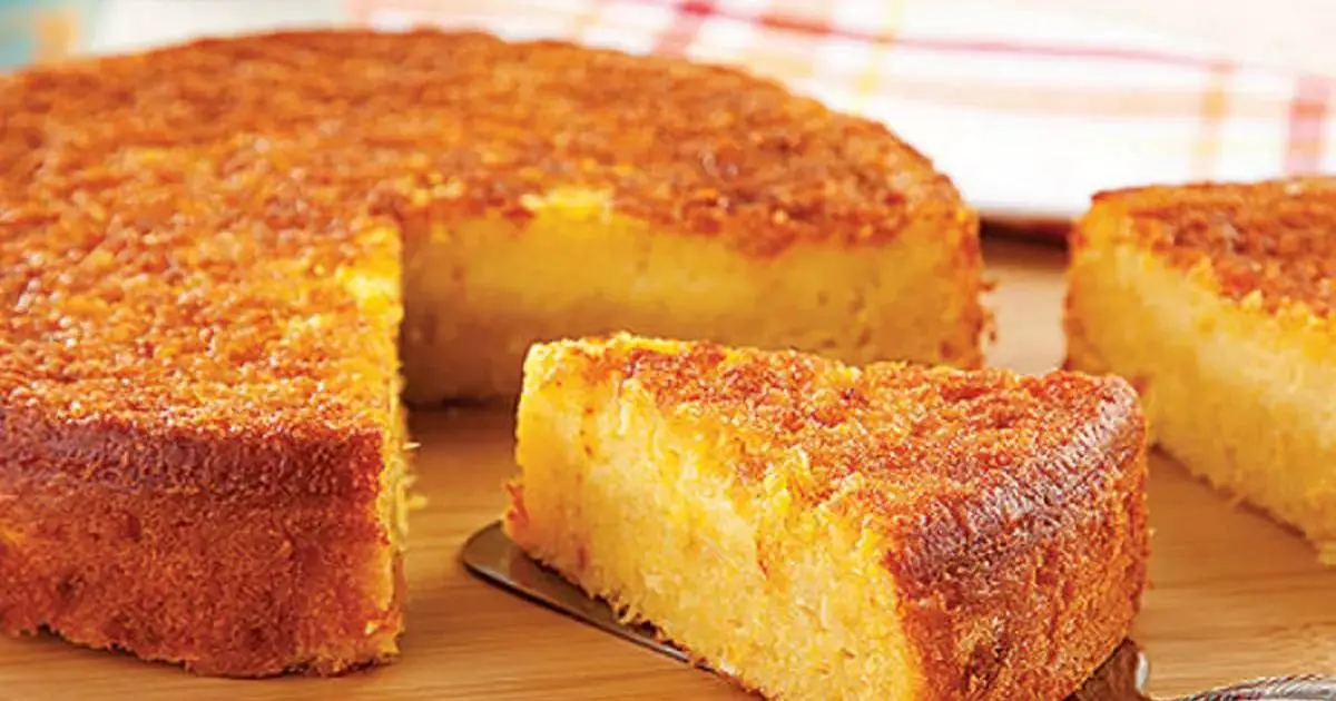 O Bolo Cremoso de Mandioca com Queijo Delicioso é fácil de fazer, rende bem e...