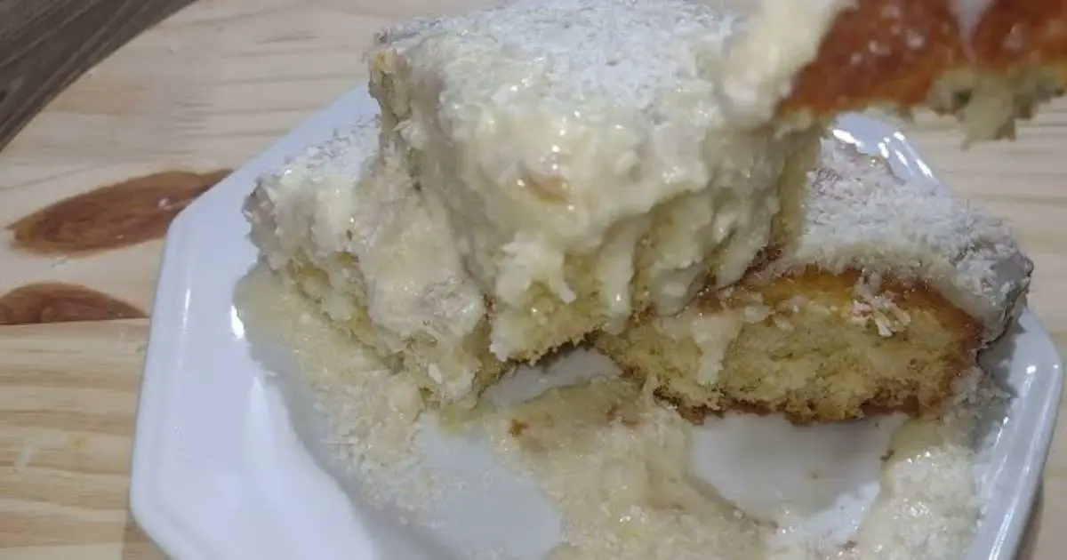 O Bolo Gelado de Coco com Leite Ninho Cremoso é fácil, úmido e perfeito como...