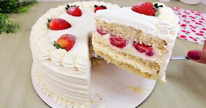 Bolos: Bolo Mousse Quatro Leites com Morangos