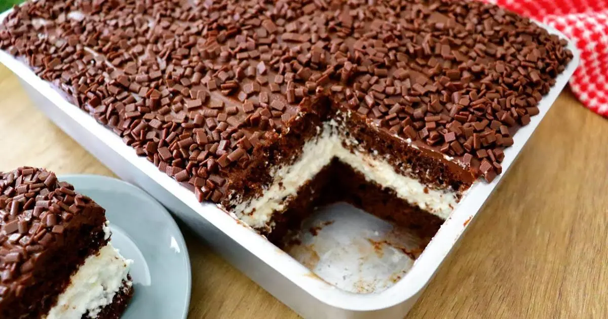 Bolo Nhá Benta com merengue de leite ninho e ganache por cima....