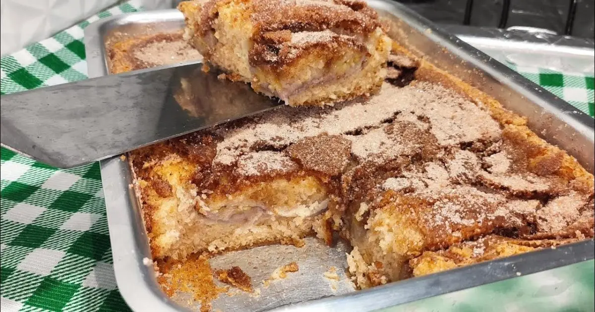 Bolo de banana com casquinha crocante, fofinho e sem ingredientes de origem animal....
