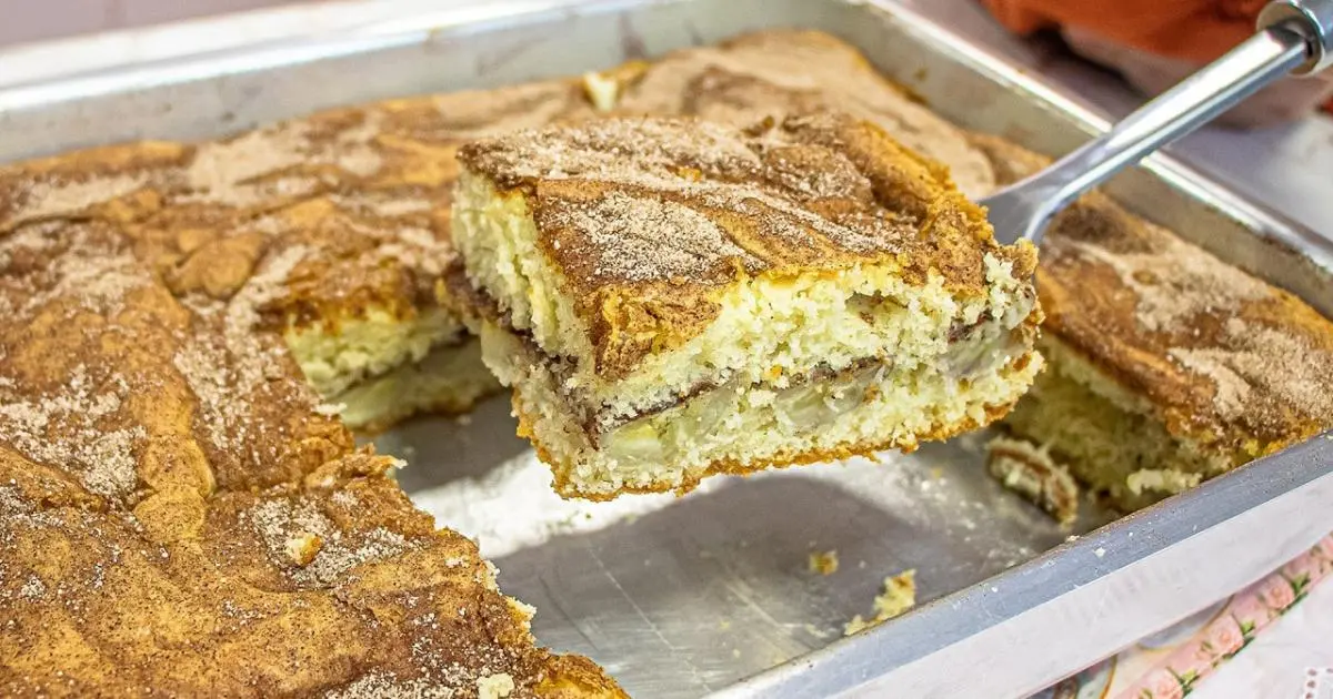 Bolo fofinho de banana recheado no forno com canela e açúcar....