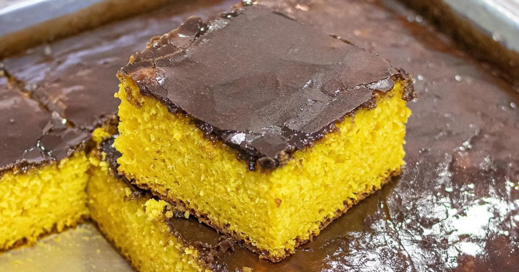 Bolo de cenoura com cobertura durinha e sabor de infância. Receita fácil e gostosa!...