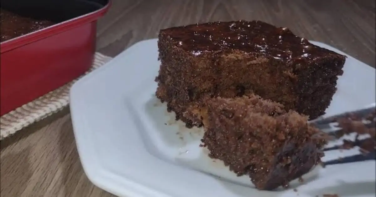 O Bolo de Chocolate Molhadinho Simples Delicioso Caseiro é ideal para o café da tarde,...