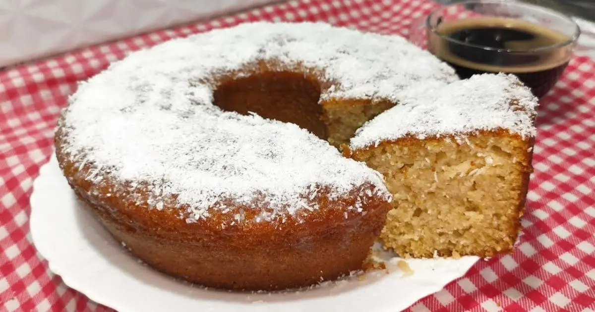 Bolo de coco sem ovos, fofinho e fácil, feito à mão....