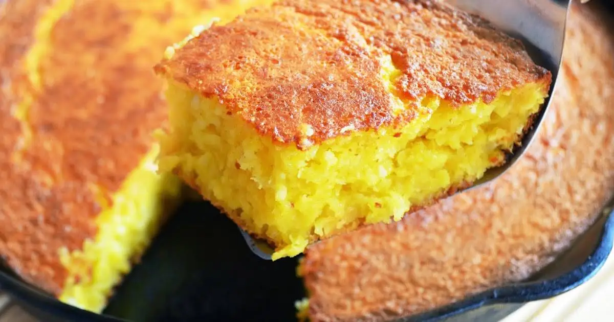O Bolo de Milho Sem Fubá Nem Farinha Cremoso e Fácil é feito com milho...