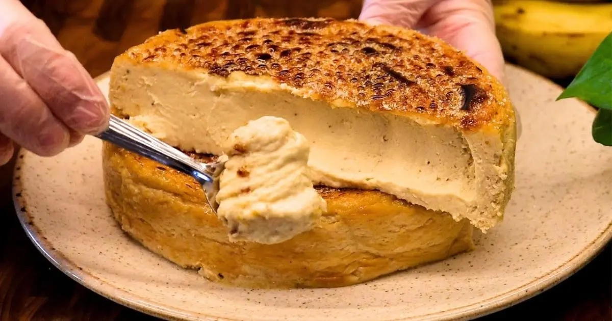 Cheesecake cremoso de banana com crosta crocante e irresistível....