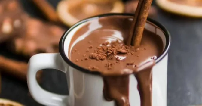 Bebidas: Chocolate Quente Cremoso com Três Ingredientes