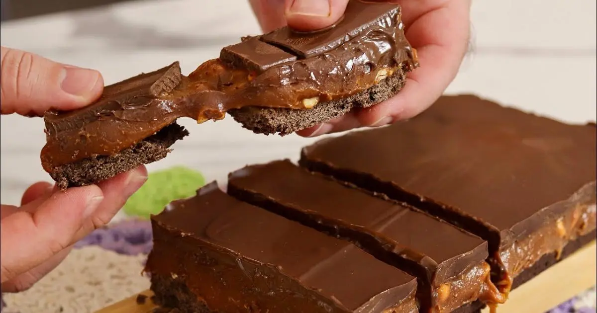 Receita da clássica torta de manteiga escocesa com camadas de caramelo e chocolate....