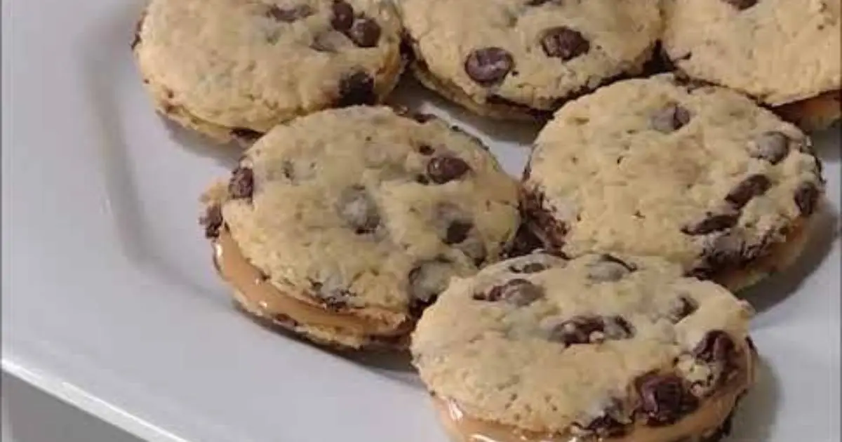 Cookies Recheados com Doce de Leite Cremoso são irresistíveis, fáceis de fazer e ideais para...