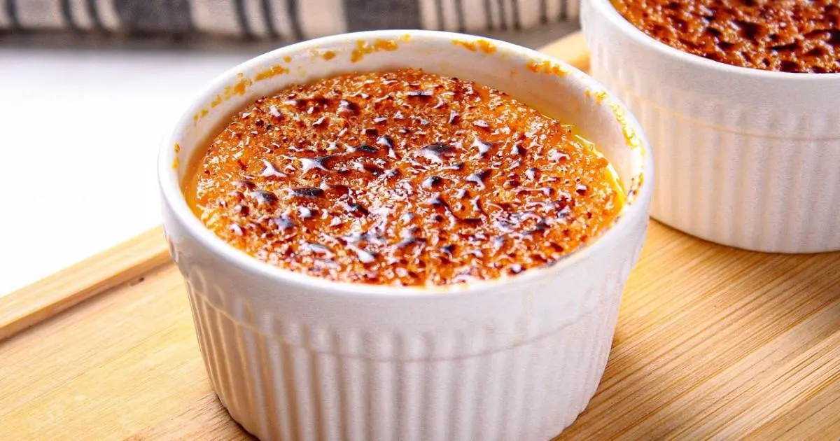 Creme brûlée francês com casquinha crocante e sabor delicado....
