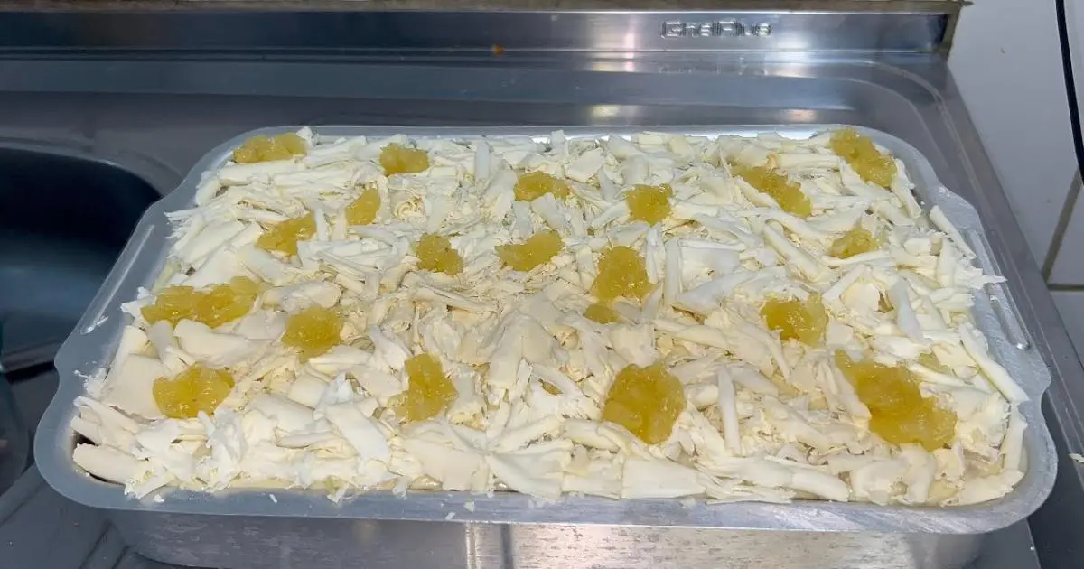 Receita prática de bolo gelado de abacaxi com creme belga na travessa....