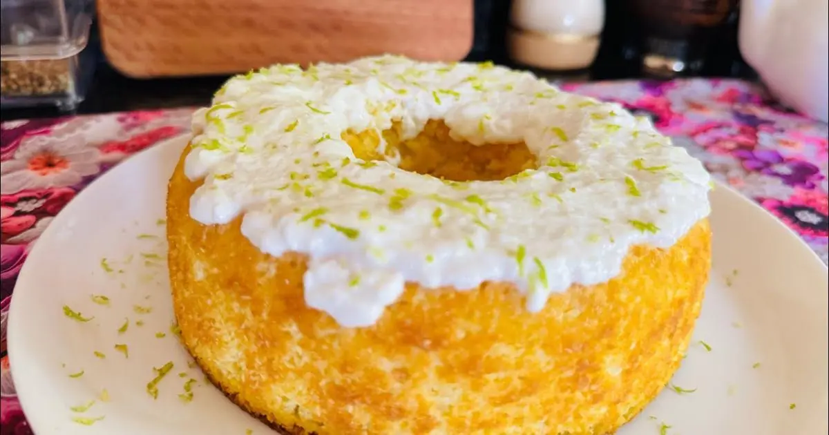 Bolo de limão sem trigo, leve e delicioso, com coco e leite condensado....