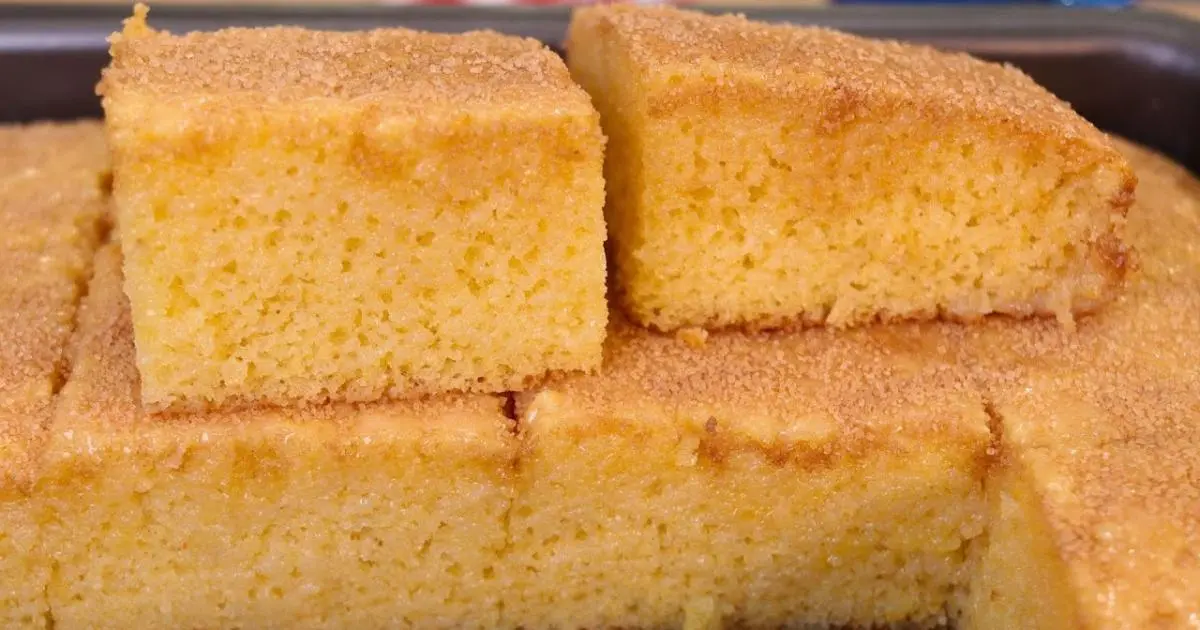 Bolo de fubá fofinho com calda de leite condensado irresistível....