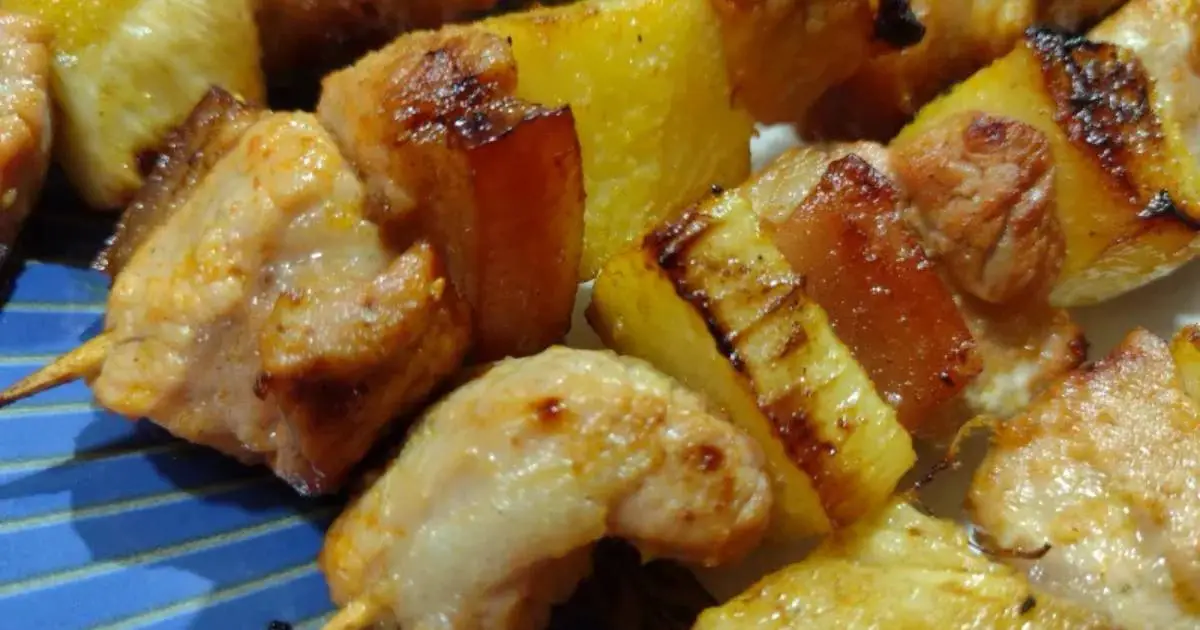 Espetinho de Panceta com Abacaxi Delicioso e Fácil é agridoce, suculento e perfeito para churrasco...