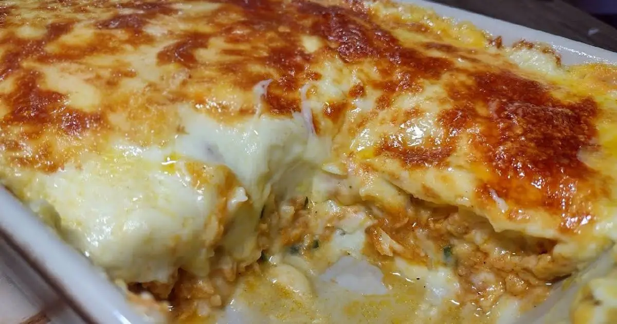 O Escondidinho de Peixe com Batata e Queijo é uma receita leve, cremosa e cheia...