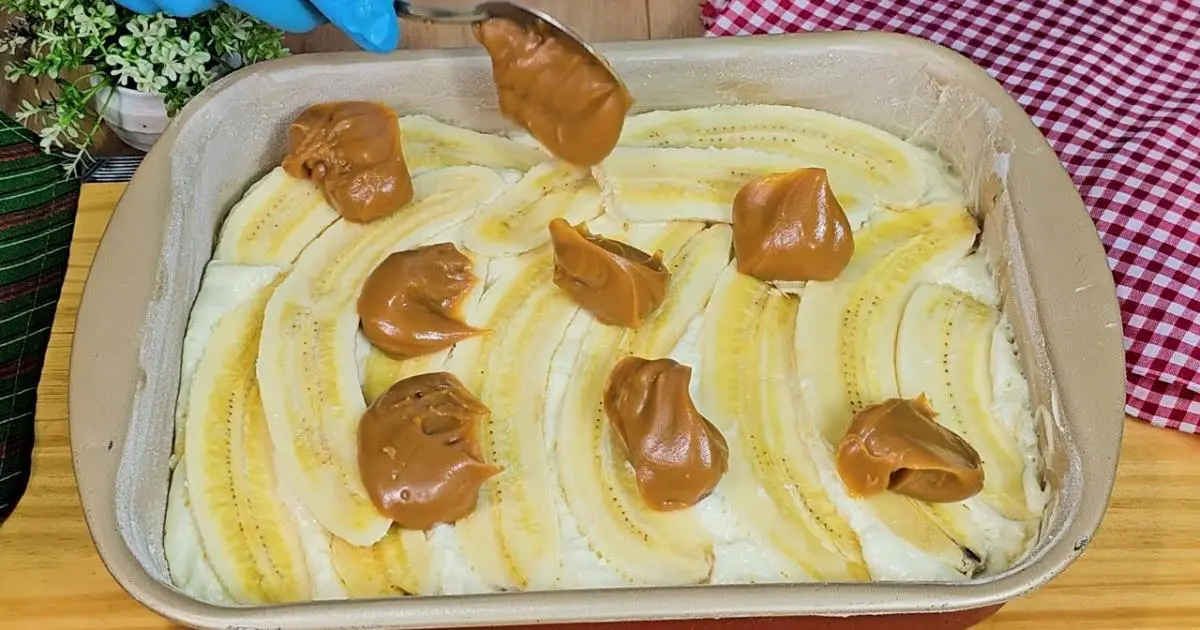 Uma cuca de banana com doce de leite fofinha, doce e super fácil....