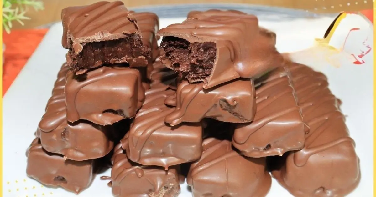 Delícia gelada e crocante com banana e chocolate....