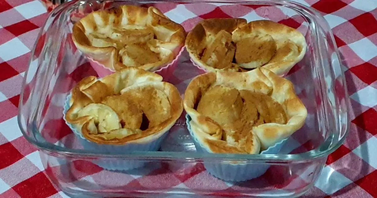 Sobremesa com massa de pastel e banana feita na air fryer....
