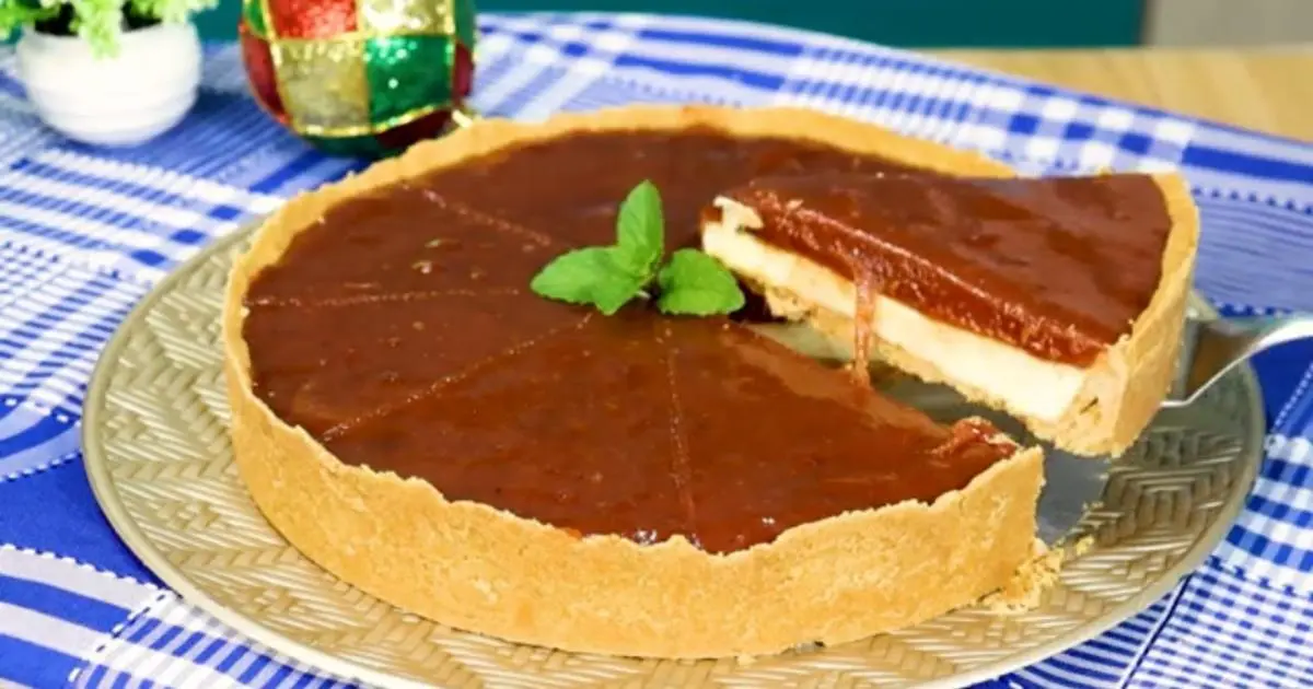 Torta Romeu e Julieta cremosa com base crocante e recheio duplo....