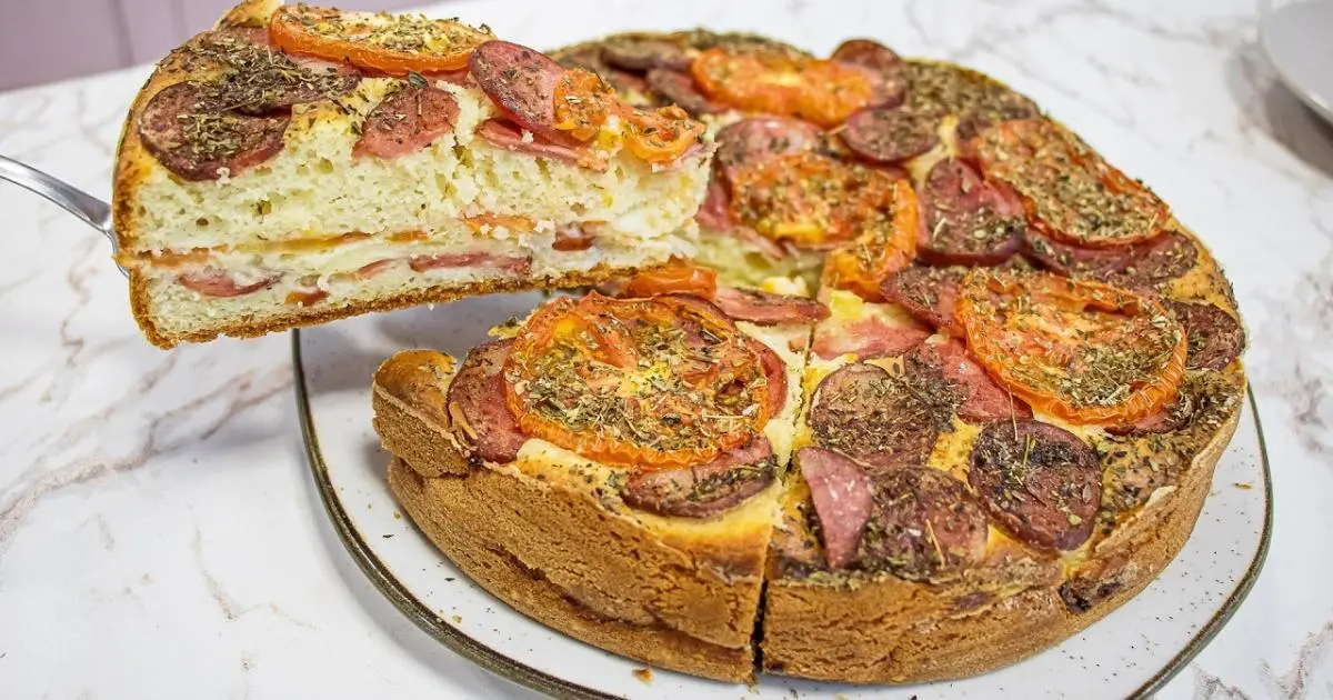 Torta salgada de calabresa com massa leve que derrete na boca....