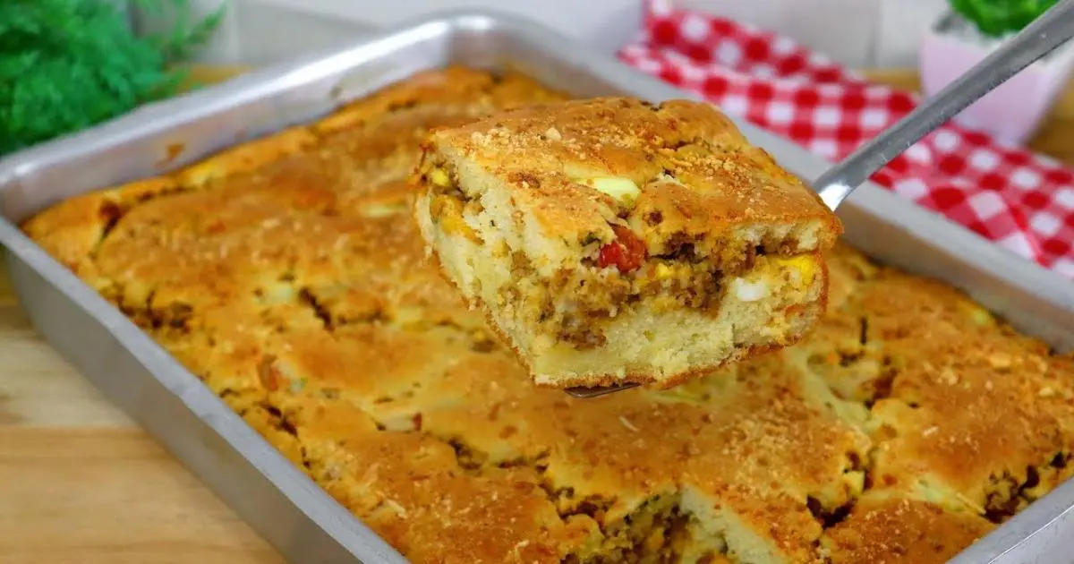 Torta de carne moída com massa leve, prática e recheio bem temperado....