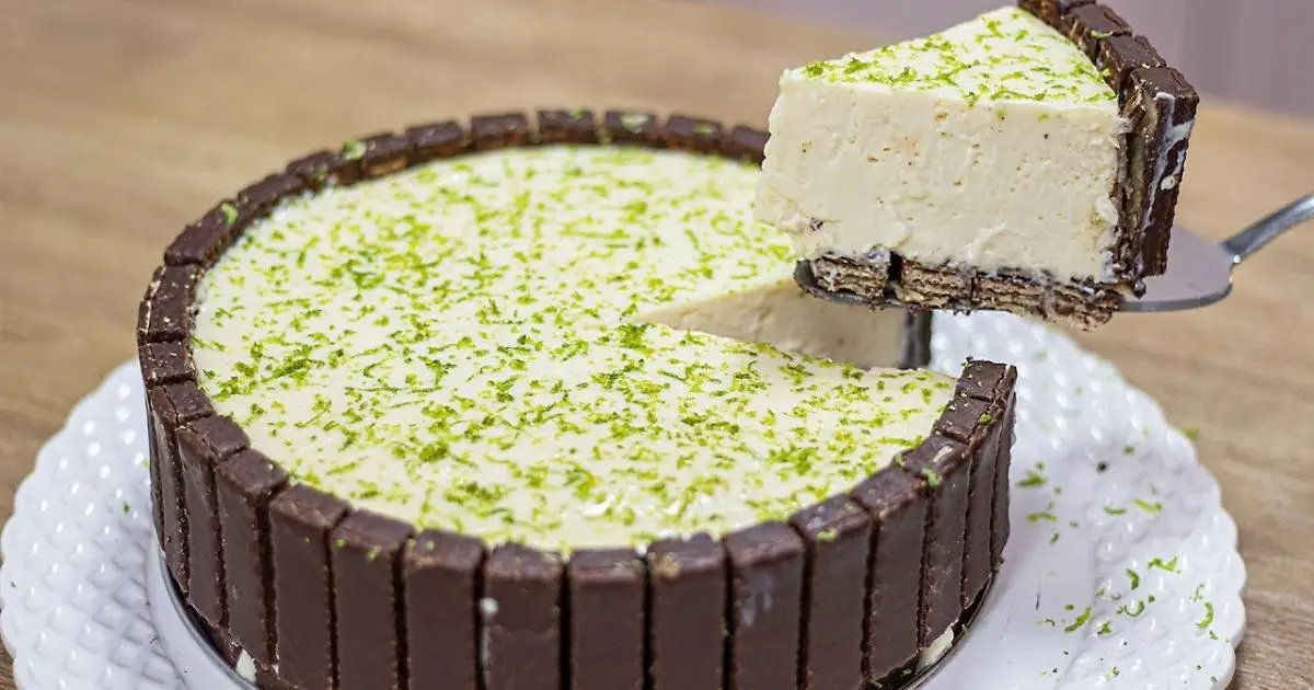 Torta cremosa com base de Bis e mousse de limão simples e gelada....