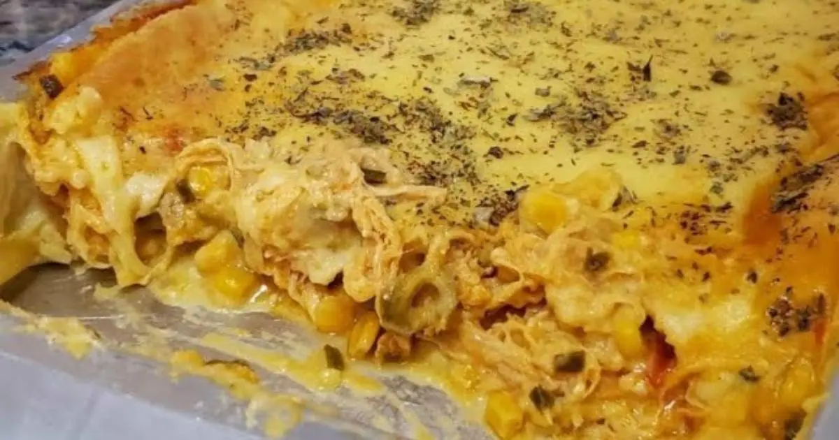 Torta de frango com massa de mandioca cremosa e sem farinha de trigo....