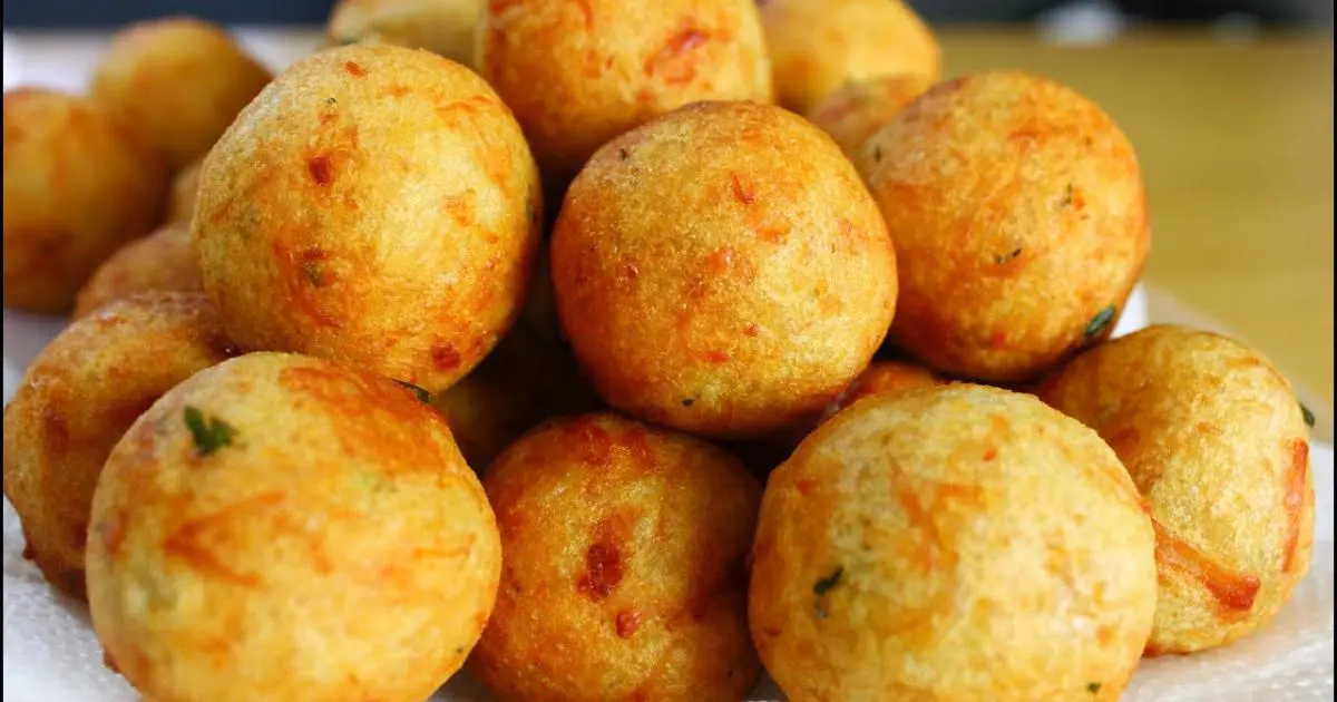 Bolinho de batata com frango, fácil, com poucos ingredientes e super versátil....