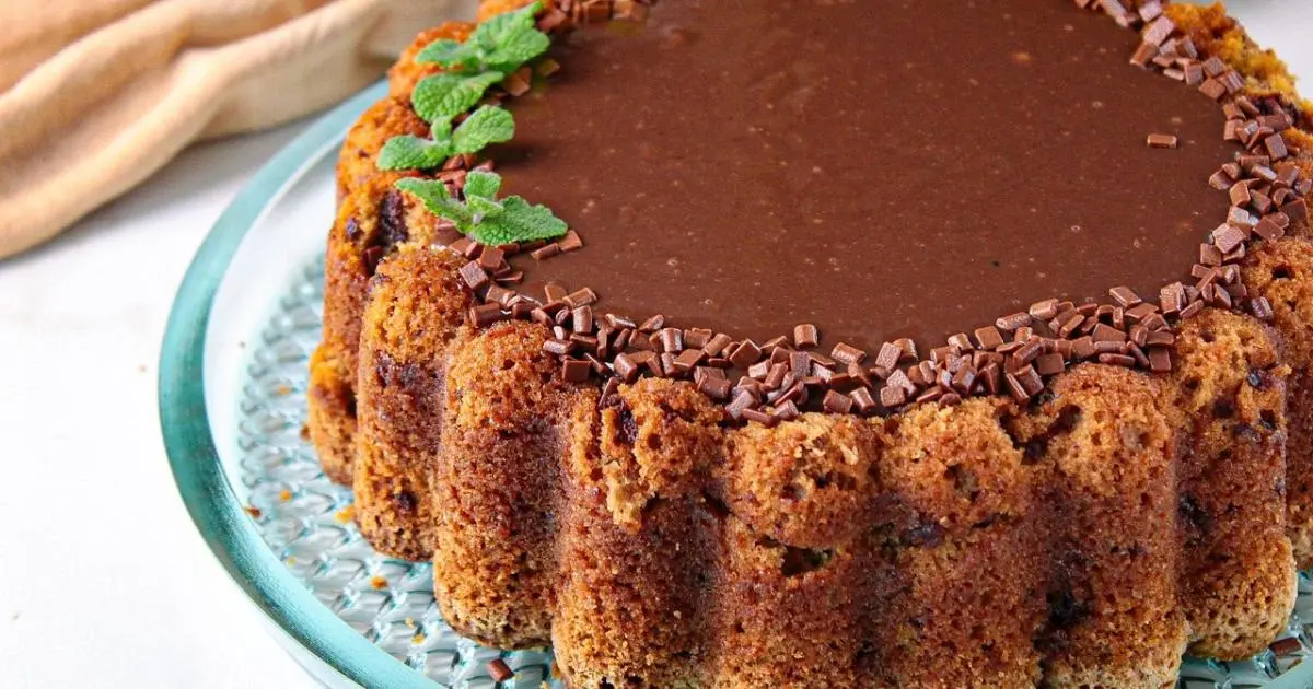Bolo moca com café e chocolate, fofinho e com cobertura cremosa....
