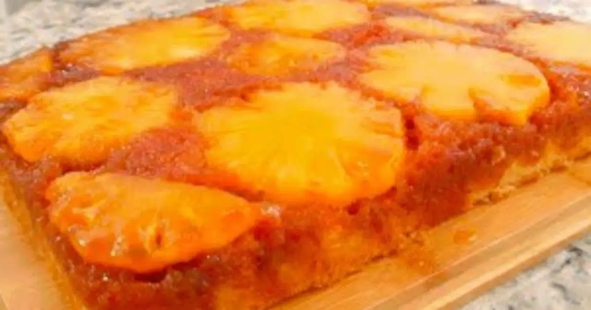 Bolo de abacaxi invertido, úmido e caramelizado, feito com ingredientes simples....