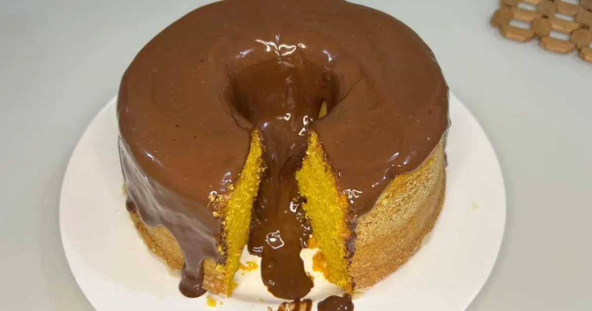 Receita fácil de bolo de cenoura fofinho com calda de chocolate....