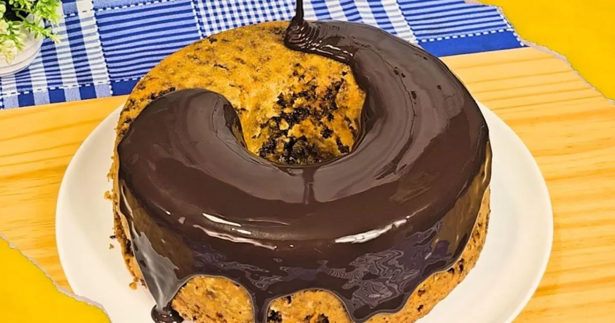 Um bolo de cenoura formigueiro fofinho, simples e cheio de granulado....