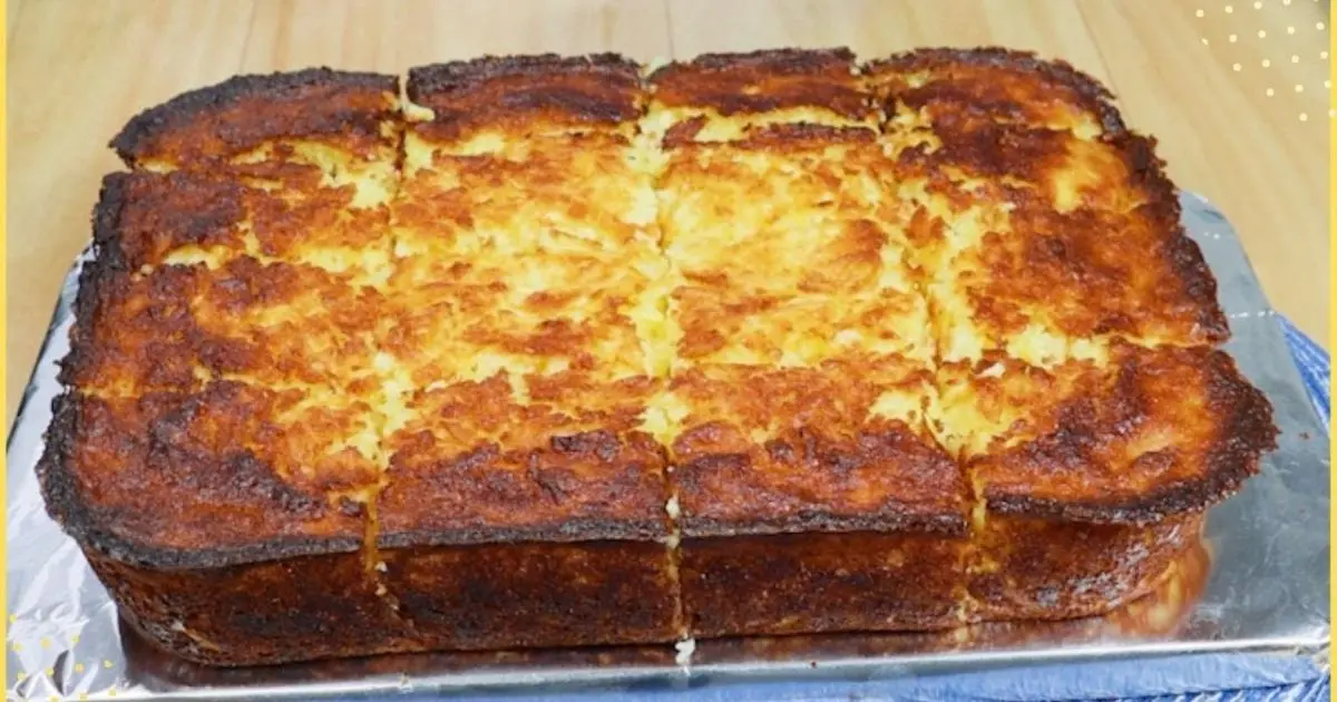 Um bolo de mandioca cremoso e simples com sabor de fazenda....
